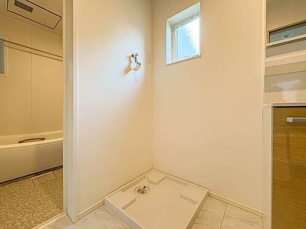 1号棟【ランドリースペース】毎日使う洗濯機。しっかりと奥行きのある置き場が確保されています。