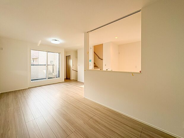 1号棟【LDK16.8帖】室内には豊かな陽光が注ぎ込み、爽やかな住空間を演出。