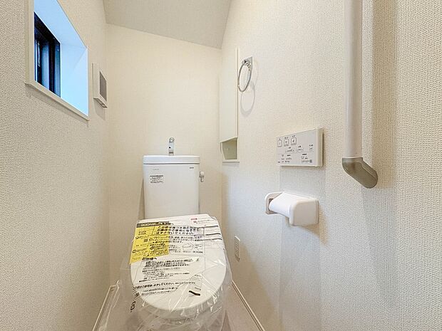 【トイレ】トイレ・ウォシュレット付。快適で衛生的な洗浄機能付温水シャワートイレです。