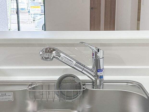 【浄水器一体型混合水栓】 一つの蛇口で「原水(水道水)」「シャワー」「浄水」を切り替えられる、浄水器を内蔵した混合水栓です。浄水は、水栓本体の首部分に付属のカートリッジをセットして使用しま…