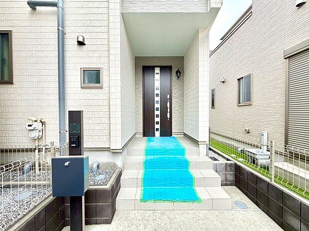 【玄関】玄関はおうちの顔と言われます。玄関アプローチは、外観デザインの印象を左右します。