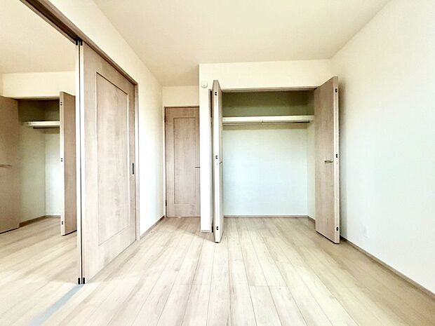 【子供部屋】お子様のお部屋にぴったりなクロークを備えたフローリング仕様の洋室です。