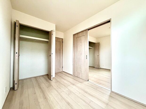 【リビング以外の居室】独立性を高めたお部屋。たっぷりの収納も配備しており、片付いた空間を現実出来そう。陽光も降り注ぐ明るく開放的な空間が魅力的。