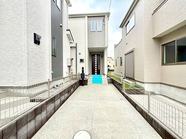 【外観】こちらの物件に少しでもご興味がありましたら、お気軽にお電話下さい。ネット上で「見えない物」「わからない事」でも、実際にご見学いただくことで、手に取るようにおわかりいただけるはずです。…