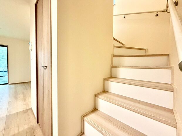 【手すり付階段】手すりがないと階段の昇り降りで危険なことはもちろん、壁に手をつきながら歩くことで壁紙が汚れやすくなります。すべての方に快適に昇り降りしていただくため、手すりを設置しました。