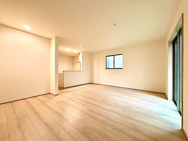 【リビングダイニング】シンプルなデザインの家は風情がある。住む人のこだわりを感じる。外観も内装もいたってシンプル。居心地がよく、家事や趣味、子育てなどにも集中できる。家も人間も熟成するほどシ…