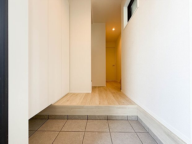 【シューズボックス(下駄箱)】 大型のシューズボックスには靴やブーツ、サンダルはもちろん、ハンカチや手袋、バック類などのお出かけ用品、印鑑や朱肉なども収納可能です。