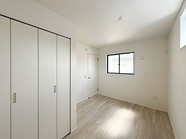昨今のトレンドになりつつあるのが、広過ぎず、快適すぎない子ども部屋。勉強と寝るだけの部屋にすることで閉じこもりがなくなり、リビングで過ごす時間が増えると言われています。