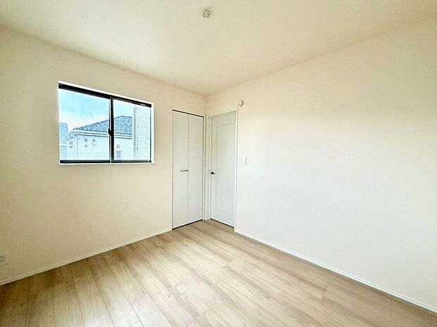 【子供部屋5.25帖】お子様のお部屋にぴったりなクロークを備えたフローリング仕様の洋室です。