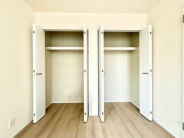【収納】壁面クローゼットのメリットは、衣類が横一列に並ぶためひと目で洋服が選びやすいこと。衣類をたくさんお持ちの方も、限られたスペース内に無理なく収納することができます。