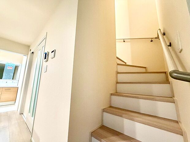 【手すり付き階段】手すりがないと階段の昇り降りで危険なことはもちろん、壁に手をつきながら歩くことで壁紙が汚れやすくなります。すべての方に快適に昇り降りしていただくため、手すりを設置しました。…