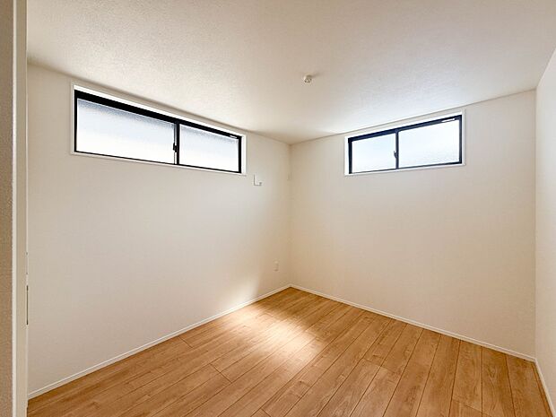 【子供部屋】お子様のお部屋にぴったりなクロークを備えたフローリング仕様の洋室です。