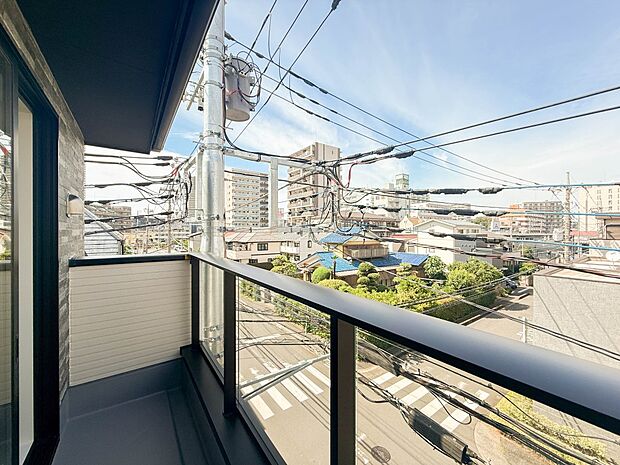 朝の澄んだ空気や、夕方に吹く清々しい風を五感で感じられるバルコニー。屋外にあって、住まいの中でも本当の自然を感じられるスペースです。