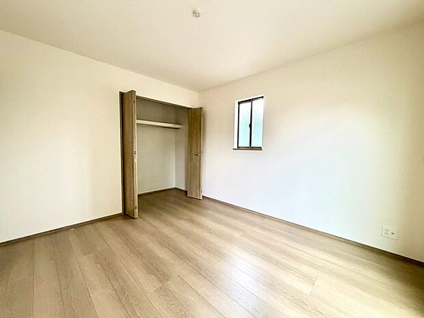 【子供部屋】お子様のお部屋にぴったりなクロークを備えたフローリング仕様の洋室です。
