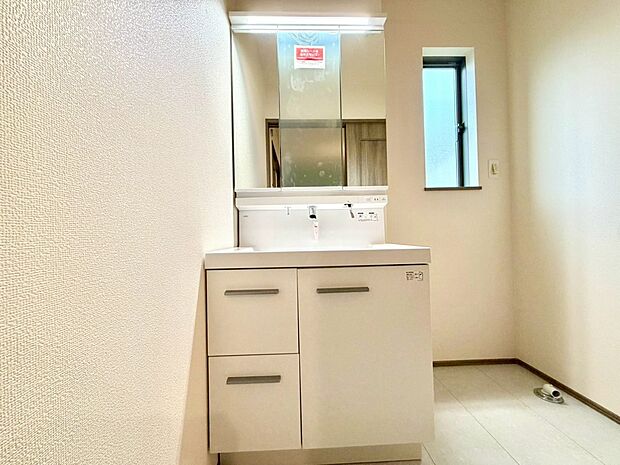 【洗面台】 十分な大きさの洗面台は、身だしなみチェックや歯磨きなど、朝の慌ただしい時間でもホテルライクなスペースで余裕とゆとりを感じて頂けます。