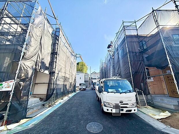 【前面道路】家の前をまっすぐの通りが走っている。クルマは少なく、人々は毎朝、ウォーキング、ジョギング、犬の散歩など、フリーな朝時間を過ごしている。
