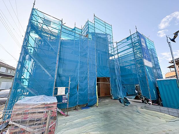 1号棟【現地外観】家族の温かさと陽光の暖かさ、楽しい毎日と明るい未来を予感させる「空間が織り成すひとつ先の住み心地」を演出します。