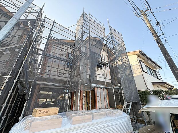 1号棟【現地外観】こちらの物件が少しでも気になるようでしたら、お気軽にお問合せください。人生でいちばん大きなお買い物ですので、ゆっくりご見学ください。ネット上の画像と実際の見学では、リアル感…