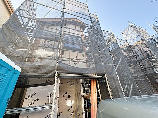 2号棟【現地外観】家族の温かさと陽光の暖かさ、楽しい毎日と明るい未来を予感させる「空間が織り成すひとつ先の住み心地」を演出します。