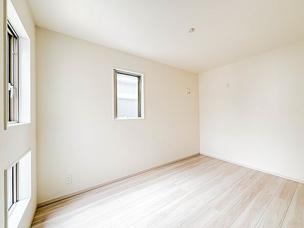 1号棟【Room-洋室5.2帖】 快適に過ごす条件は、一人ひとり違います。だからこそ飾り過ぎないシンプルな内装と偏り過ぎないデザインで統一しました。