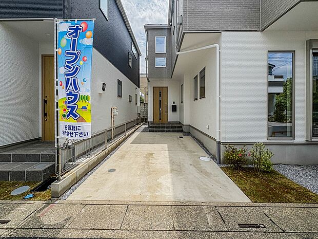 【駐車場】ゆったりとした駐車スペースを確保。大きめのお車でもOK。