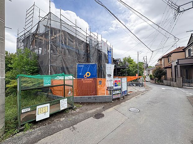 【前面道路】車の通行が少ないので、静かな住環境を維持することができます。