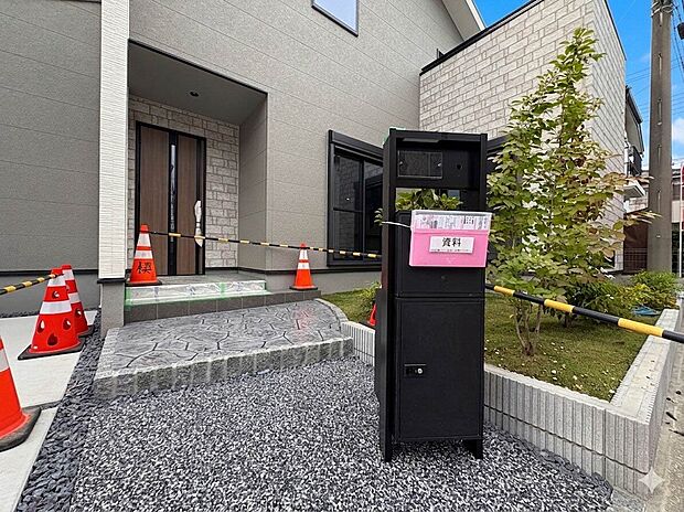 【玄関】家の顔となる玄関は、高いデザイン性が求められます。高級感と断熱性、防犯性に優れた玄関ドアを標準装備。ピッキング対策のセキュリティサムターン等、防犯に考慮しました。