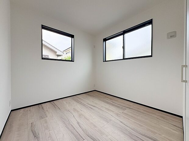 お子様のお部屋にぴったりなクロークを備えたフローリング仕様の洋室です。