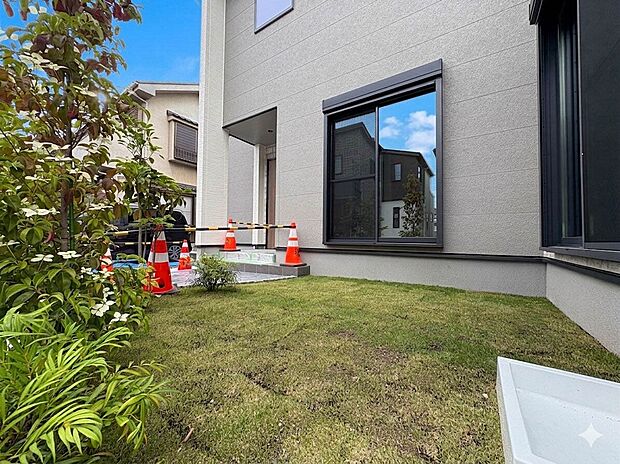 【庭】趣味を楽しむ場であり、家族団らんの場にもなる専用庭。ガーデニングや家庭菜園、プールや遊具を置いて子供の遊び場、テーブルやイスを設置し憩いのスペースなどメリットはたくさんあります。