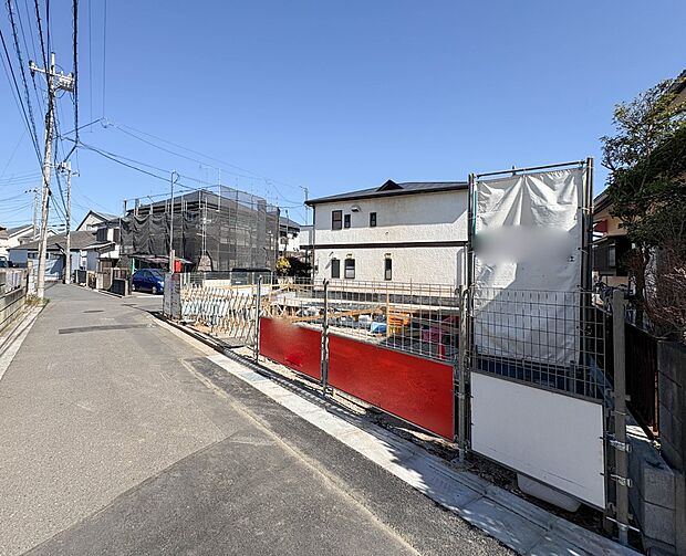 【前面道路】陽当りや通風性など各所に施された工夫で住みやすさを実現。部屋の大きさや周辺環境・街並など、資料には掲載していない情報が現地にはたくさんございます。是非ご確認下さい。