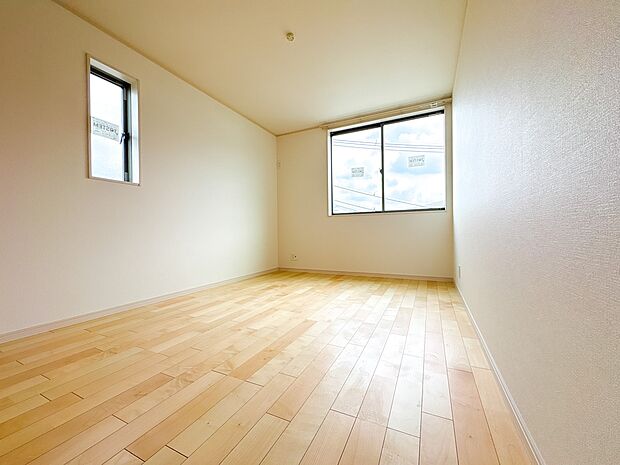 【子供部屋6帖】お子様のお部屋にぴったりなクロークを備えたフローリング仕様の洋室です。