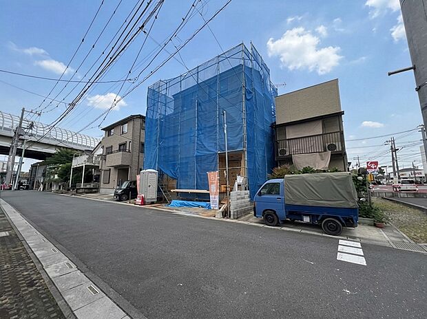【外観】堂々たる趣ながら、主張し過ぎずどこか余裕を感じさせるシャープなフォルムで佇む邸宅は、晴天の空と照らし合わせる事で、本来あるべき完成形の姿を見せてくれます。