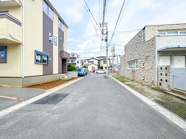 【前面道路】家の前をまっすぐの通りが走っている。クルマは少なく、人々は毎朝、ウォーキング、ジョギング、犬の散歩など、フリーな朝時間を過ごしている。
