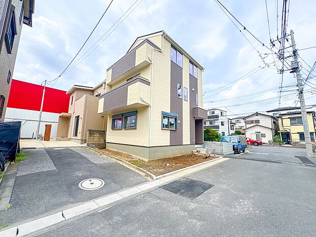 【外観】家族の温かさと陽光の暖かさ、楽しい毎日と明るい未来を予感させる「空間が織り成すひとつ先の住み心地」を演出します。