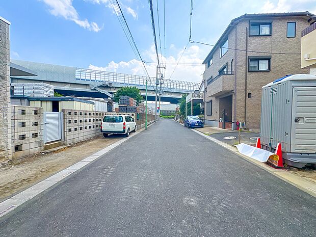 【前面道路】家の前をまっすぐの通りが走っている。クルマは少なく、人々は毎朝、ウォーキング、ジョギング、犬の散歩など、フリーな朝時間を過ごしている。