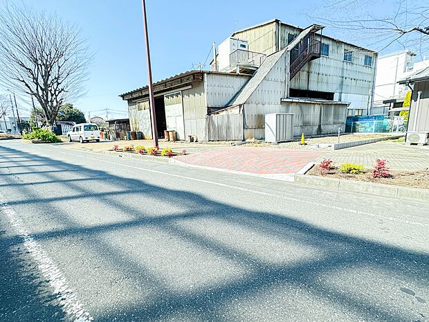 【前面道路】家の前をまっすぐの通りが走っている。クルマは少なく、人々は毎朝、ウォーキング、ジョギング、犬の散歩など、フリーな朝時間を過ごしている。