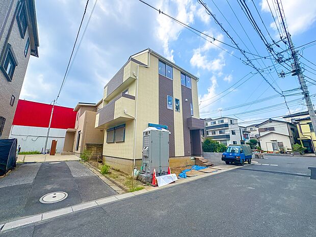 【外観】家族の温かさと陽光の暖かさ、楽しい毎日と明るい未来を予感させる「空間が織り成すひとつ先の住み心地」を演出します。