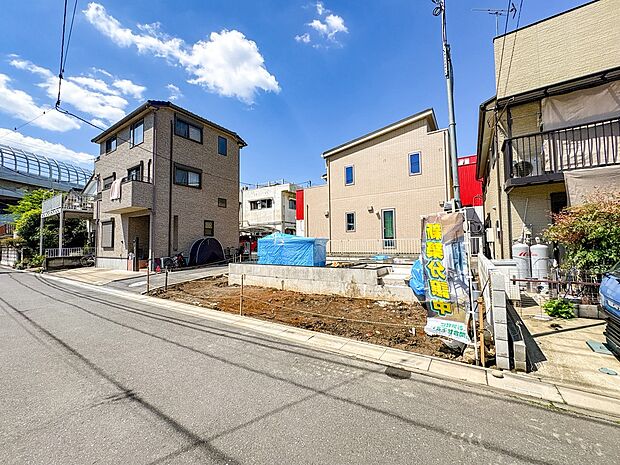 【外観】堂々たる趣ながら、主張し過ぎずどこか余裕を感じさせるシャープなフォルムで佇む邸宅は、晴天の空と照らし合わせる事で、本来あるべき完成形の姿を見せてくれます。