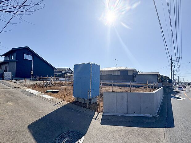 【前面道路】陽当りや通風性など各所に施された工夫で住みやすさを実現。部屋の大きさや周辺環境・街並など、資料には掲載していない情報が現地にはたくさんございます。是非ご確認下さい。