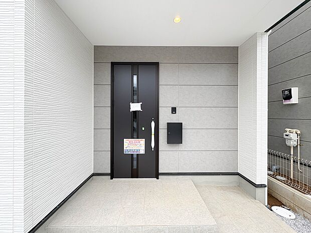 2号棟【玄関】家の顔となる玄関は、高いデザイン性が求められます。高級感と断熱性、防犯性に優れた玄関ドアを標準装備。ピッキング対策のセキュリティサムターン等、防犯に考慮しました。