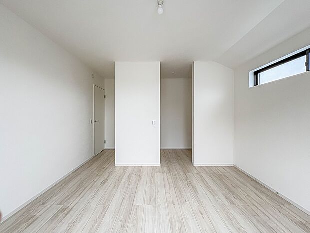 2号棟【洋室10帖】シンプルな内装はおしゃれのポイントです。シンプルは華美より飽きがこないからです。色や模様でおしゃれ感をだす。それがシンプルイズビューティーです。