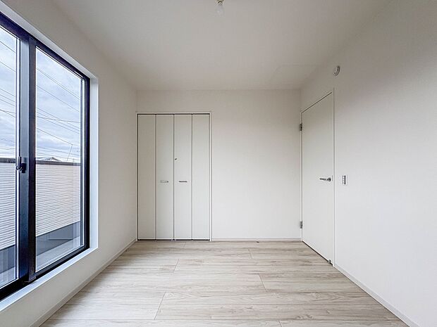 2号棟【洋室5.2帖】お子様のお部屋にぴったりなクロークを備えたフローリング仕様の洋室です。