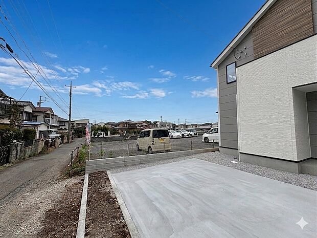 2号棟【前面道路4m】車の通行が少ないので、静かな住環境を維持することができます。