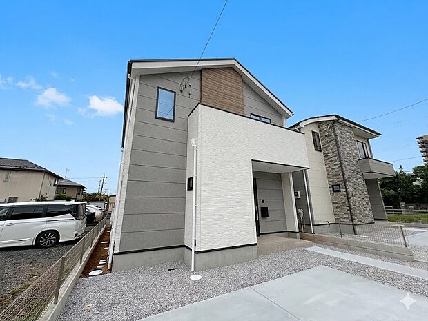 2号棟【現地外観】堂々たる趣ながら、主張し過ぎずどこか余裕を感じさせるシャープなフォルムで佇む邸宅は、晴天の空と照らし合わせる事で、本来あるべき完成形の姿を見せてくれます。