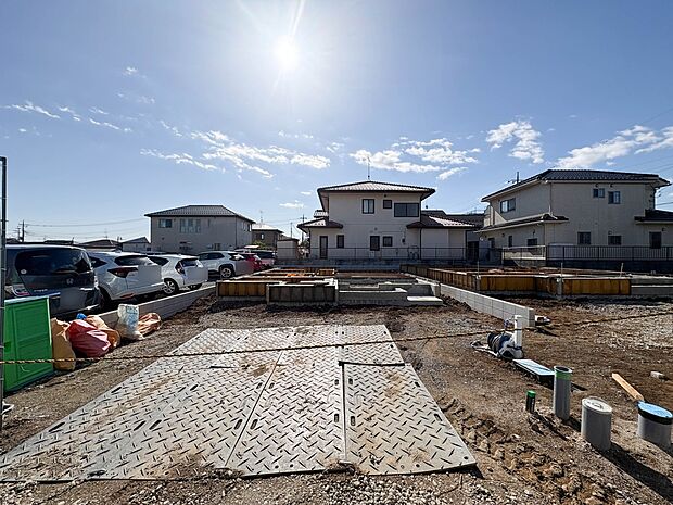 2号棟【現地外観】堂々たる趣ながら、主張し過ぎずどこか余裕を感じさせるシャープなフォルムで佇む邸宅は、晴天の空と照らし合わせる事で、本来あるべき完成形の姿を見せてくれます。