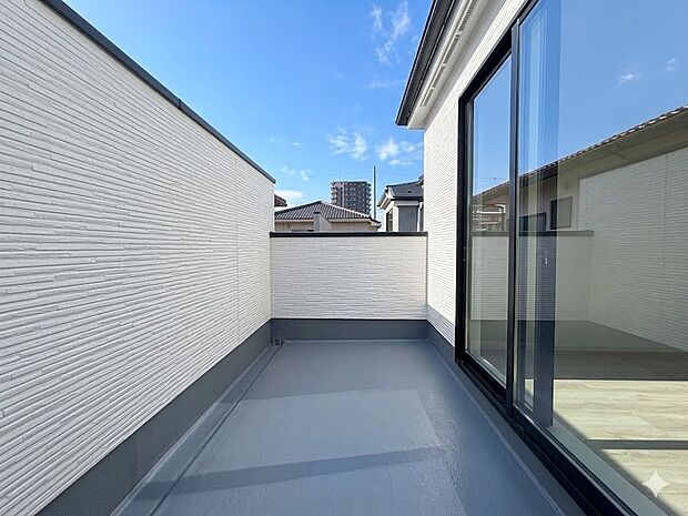 2号棟【バルコニー】バルコニーから差し込む陽光・通風は、住環境・快適性と共に有り続ける貴重な「財産」です。