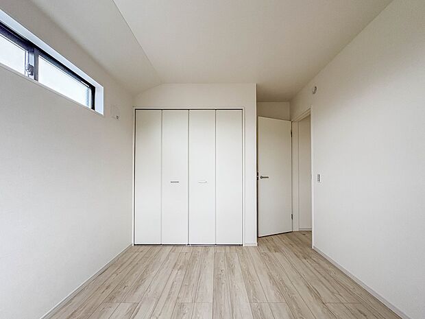 2号棟【洋室5.2帖】柔らかな陽光とフローリングの色味が調和した快適な空間。