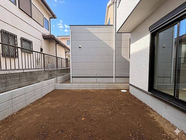 2号棟【庭】庭がある戸建てに住む楽しみのひとつは、自分たちの好みに合わせて、家庭菜園や庭づくりができることでしょう。自由自在に庭をコーディネートしてみませんか！