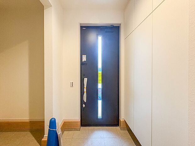 1号棟【玄関】玄関はおうちの顔と言われます。玄関アプローチは、外観デザインの印象を左右します。ご家族の個性を出しながら、素敵な玄関でお客様をお迎えしてください。