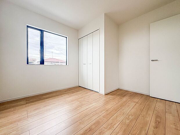 1号棟【洋室5.3帖】お子様のお部屋にぴったりなクロークを備えたフローリング仕様の洋室です。